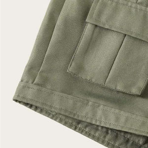 Pantalones cortos cargo ajustables sueltos y transpirables para mujer en verano, pantalones cortos de tinte verde para mujer, pantalones cortos cargo ajustables con cinturón para mujer - Product Image 4