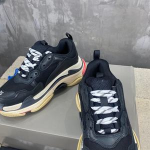 Zapatillas deportivas casuales transpirables de lujo para hombre y mujer, de diseñador de alta gama, con suela de goma cristal y estilo tenis. - Product Image 1