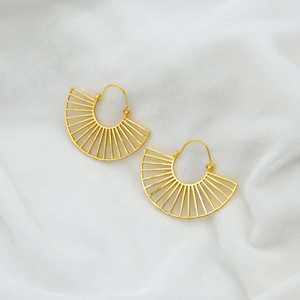 Venta al por mayor 18K chapado en oro de latón Material sólido mate pendientes desgaste aro pendiente diseño Circular medio redondo en forma de oreja joyería - Product Image 2