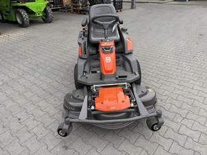 Tondeuse autoportée Husqvarna Rider R420TsX AWD d'occasion avec plateau frontal de 112 cm, moteur Kawasaki V-Twin, transmission intégrale et direction assistée, 85 heures d'utilisation, à vendre - Product Image 2