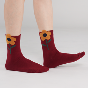 Chaussettes en coton tricotées pour femmes Kikiya - Respirantes, décontractées, à imprimé floral avec un grand motif mignon pour un usage quotidien - Product Image 2