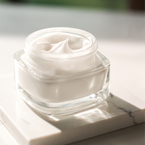 La crema de noche hidratante de 50ml más vendida con ácido hialurónico repone la piel seca mientras duerme - Product Image 4