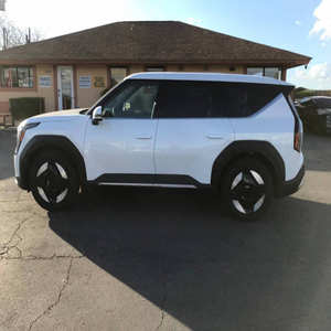 Kia EV9 2024 d'occasion en parfait état - Product Image 2