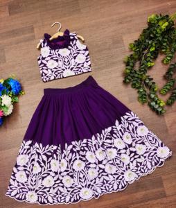 ชุดแฟชั่นโชริยัมสำหรับสาวๆ สไตล์เอธนิคสีม่วง ประดับลายดอกไม้ด้วยงานปักด้าย ชุดเลเฮนกาแบบยาวถึงพื้นและเสื้อครอปท็อปชอลี เหมาะสำหรับงานปาร์ตี้และงานเฉลิมฉลอง - Product Image 1