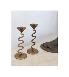 Petit bougeoir en métal de forme compacte et élégante idéal pour la décoration de table ou les bougies festives - Product Image 3