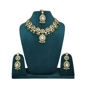 Parure de bijoux ethniques plaquée or 24 carats, collier et boucles d'oreilles goutte d'eau Kundan Polki, perles vertes et accents de perles en alliage, pour mariée - Product Image 1