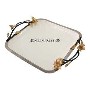 Bandeja de servicio pulida brillante plateada de forma ovalada de Metal resistente más demandada con mango de diseñador de flores chapadas en oro de la India - Product Image 3
