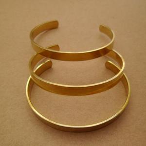Bracelet manchette minimaliste fait main en laiton plaqué or, design personnalisé, durable, pour mariage - Product Image 3