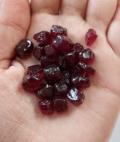 Rubis brut naturel taillé en facettes, haute qualité, rouge, effet feu, avec fractures, certifié IGI, vente en gros pour la fabrication de bijoux