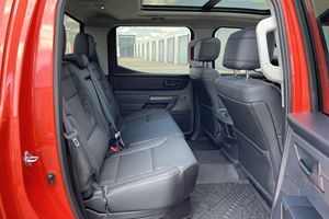 Toyota Tundra TRD Pro 2022, Bajo Kilometraje, Caja de Cambios Automática, Volante a la Izquierda, Neumáticos R20, Estado Oscuro - Product Image 6