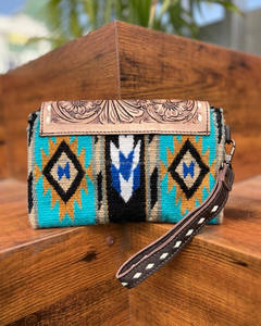 Pochette en cuir usiné aztèque de haute qualité faite à la main Portefeuille de mode pour femmes élégant Inspiré par le bracelet de couverture de selle - Product Image 5