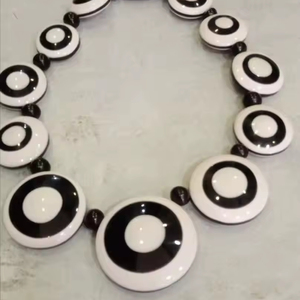 Conceptions de perles en résine Collier en résine de style moderne Collier en résine Fournisseur de ses vêtements de fête et de son collier élégant - Product Image 1