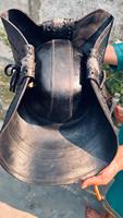 Chapeau rond noir vintage en cuir fait main de style médiéval pirate squelette