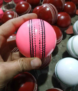 Pelota de Cricket de Goma de Doble Costura con Color Personalizado para Uso Profesional, Logotipo Personalizado, Alta Calidad, Tamaño Personalizado, OEM/ODM, Exportador de Pakistán - Product Image 4