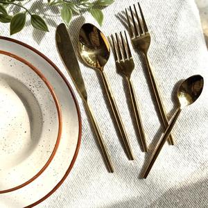 Ensemble de couverts élégants plaqués or, cinq pièces, fourchette et cuillère en acier inoxydable, couteau parfait pour les dîners élégants et les hôtels - Product Image 3