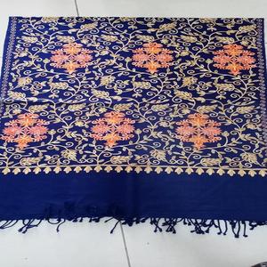 Écharpe longue d'hiver pour femme en acrylique respirant, lourdement brodée, traditionnelle, teinte avec des franges sur les deux côtés - Product Image 6