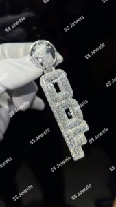 Pendentif personnalisé en diamant de laboratoire VVS en forme de lettre verticale, argent sterling 925 plaqué rhodium, taille brillant, charme en diamant glacé avec nom - Product Image 3