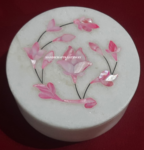 Forme ronde marbre blanc rose nacre incrustation boîte à bijoux conception de fleur à la main utilisation pour l'emballage et les cadeaux de bague en or - Product Image 1
