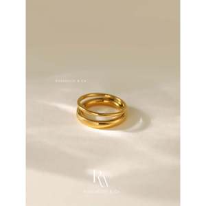 Anillo Unisex de Doble Banda Chapado en Oro de 18K, Resistente al Deslustre, con Incrustaciones, Impermeable, con Cadena Dorada - Regalo Perfecto para Ella - Product Image 5