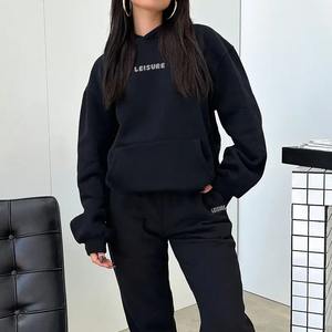 Ensemble de jogging en polaire Streetwear personnalisé OEM pour femmes-Sweat à capuche surdimensionné décontracté et pantalon de survêtement à imprimé bouffant pour l'hiver - Product Image 4