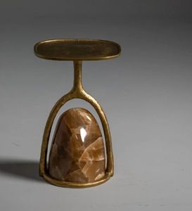 Table ronde moderne en laiton, idéale pour les appartements haut de gamme recherchant un mobilier fonctionnel avec un magnifique design métallique scintillant. - Product Image 3