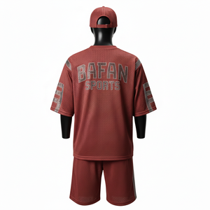 Ensemble short athlétique léger pour homme en mesh, tissu 180 GSM à séchage rapide, panneau contrastant bordeaux, logo personnalisé thermocollé pour ensemble homme - Product Image 2