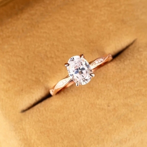 แหวนแต่งงานครบรอบแต่งงานสุดอลังการ ดีไซน์โดดเด่นเป็นเอกลักษณ์ เป็นมิตรกับสิ่งแวดล้อม ทำจากเงินสเตอร์ลิงชุบทองคำชมพู ประดับด้วยมอสซาไนต์ทรงรี - Product Image 4