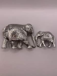 Hoselton Canada-Écureuil gris argenté et doré sur bûche-Sculpture en aluminium-Signée - Product Image 5