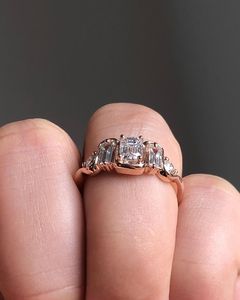 หินห้ามรกตตัด Moissanite แหวนคลัสเตอร์เพชรแหวนหมั้น 1.5 CTW มรกตแต่งงานสีเหลืองทองแหวนสําหรับผู้หญิง - Product Image 3