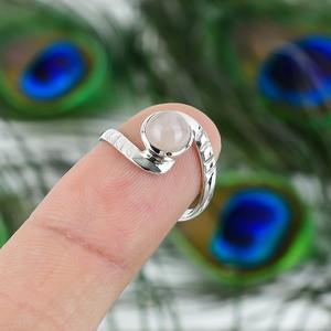 Anillo de mujer hecho a mano con cabujón de cuarzo rosa natural, joyería estampada a mano de Plata de Ley 925 sólida para bodas - Product Image 4