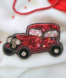 Breloque WHISKY tendance en broderie perlée faite à la main avec un look tendance, design fantaisie mignon, porte-clés en provenance d'Inde - Product Image 3