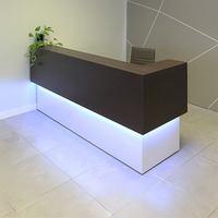 Comptoir de réception de magasin moderne en forme de L Bureau d'accueil blanc et bleu Bureau de réception à lumière LED d'angle