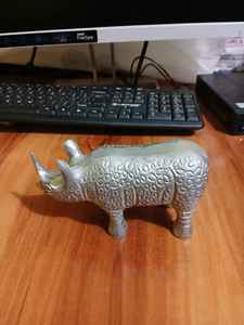 Adorno de Rinoceronte Plateado Texturizado, Figura Decorativa con Temática de Safari Plateada - Product Image 2