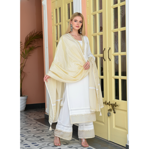 Kurta en mousseline blanc et or avec encolure en dentelle fantaisie, dupatta en organza et pantalon - Product Image 1
