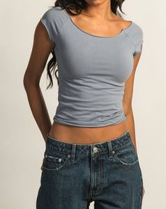 T-shirt court élégant et ajusté personnalisé pour femmes conçu en tissu de coton doux, respirant et léger parfait pour les tenues décontractées - Product Image 3