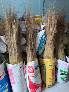 Palos de escoba de coco tradicionales con fibras naturales para una eliminación efectiva del polvo - Product Image 4