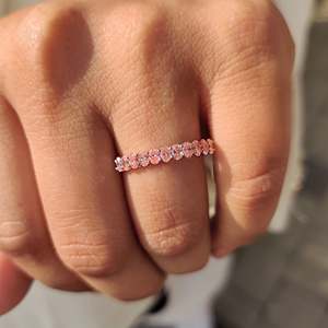 แหวนแต่งงานเพชรทรงรีสีชมพูแบบครึ่งวงกลม - Product Image 2