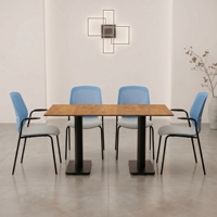 Table à manger rectangulaire moderne en bois massif avec base en métal et chaises perforées, ensemble 6 places pour espace de restauration commercial