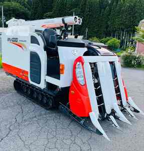 Cosechadora de arroz Kubota ER-438 de 8 hileras, la más vendida, con alimentación superior, diésel, distancia entre hileras de 300 mm - Product Image 2