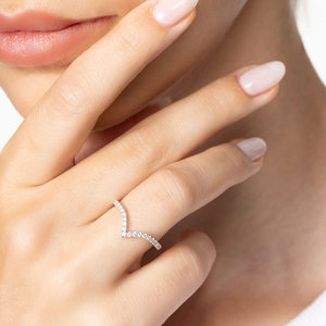 Bague pavée taille émeraude en platine rhodiée, certifiée IGI, bague de pierre précieuse audacieuse - Product Image 3