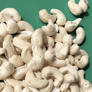High Quality Vietnam Cashew <b>Nuts</b> Cashew <b>Nuts</b> Raw Organic Whole Cashew <b>Nuts</b> Customized Packaging - Product Image 1