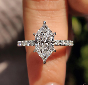 แหวนเพชรเลี้ยงในห้องปฏิบัติการทรงหรูหรา ประดับด้วยพลอยเจียระไนแบบบริลเลียนท์ เหมาะสำหรับงานหมั้นหรืองานแต่งงาน ดีไซน์ทันสมัยจากอินเดีย - Product Image 1