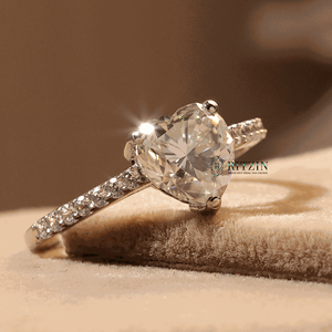 Corazón y diamante de corte redondo solitario con acento anillo de compromiso para mujer - Product Image 6