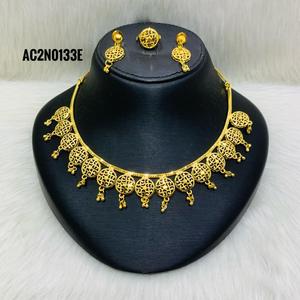 Conjunto de collar de novia chapado en oro de moda Nuevo diseño Todo tipo caja Cadena Joyería para fiesta de boda o regalo - Product Image 1