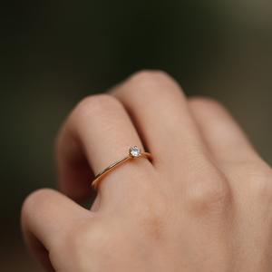 Anillo de compromiso solitario de moissanita de corte redondo de 4mm en oro o plata | Joyería clásica de boda - Product Image 3