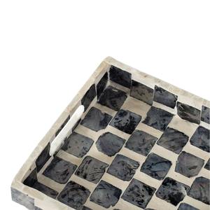 Bandeja de Nácar Gris con Patrón de Cuadros Rectangular, Bandeja Decorativa Hecha a Mano para Servir en la Cocina y Comedor de un Hogar Contemporáneo - Product Image 4