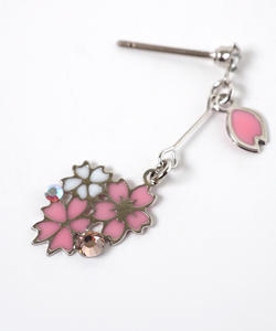 日本の桜のスタッドピアス、キュートな猫のデザイン、亜鉛合金、ロジウムメッキ、高級ギフトジュエリー、日本製 - Product Image 3