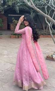 Vestido tradicional de color rosa claro estilo Bollywood con Dupatta en trabajo bordado en tela de microalgodón para ropa de mujer india - Product Image 2