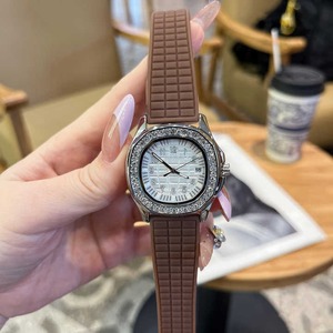 Montre de luxe personnalisée en gros d'usine avec cadran en cristal, design zircon et moissanite, haute qualité, mouvement automatique et à quartz - Product Image 4