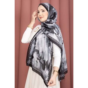 Série de foulards carrés à motifs floraux romantiques en noir - Product Image 2